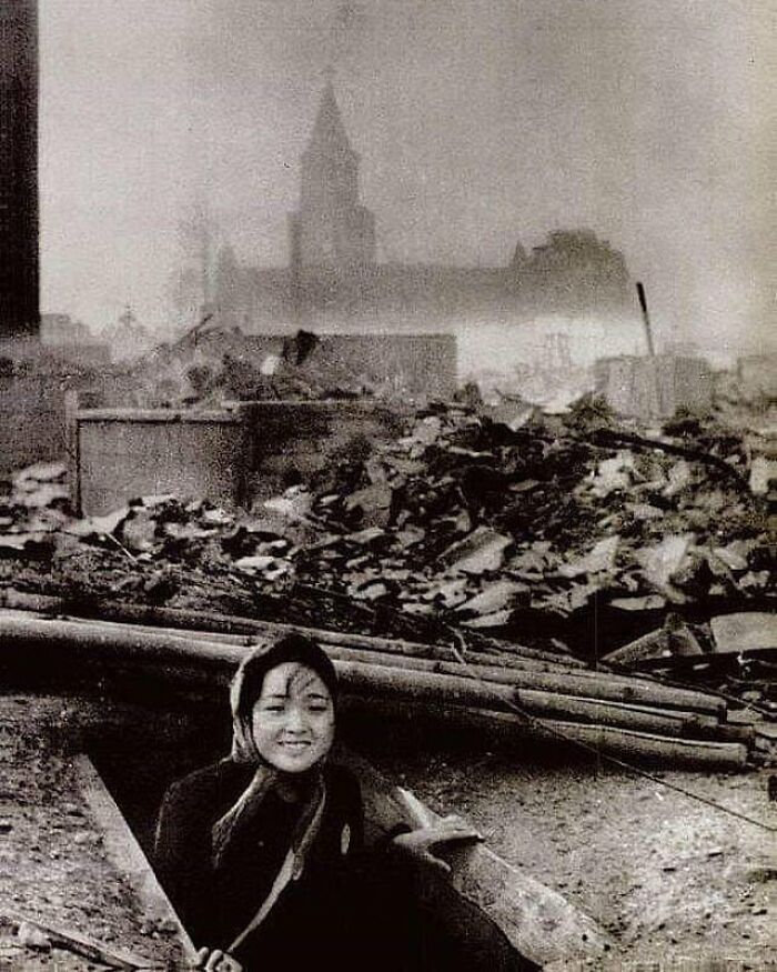 Joven superviviente de la bomba atómica de Nagasaki, agosto de 1945