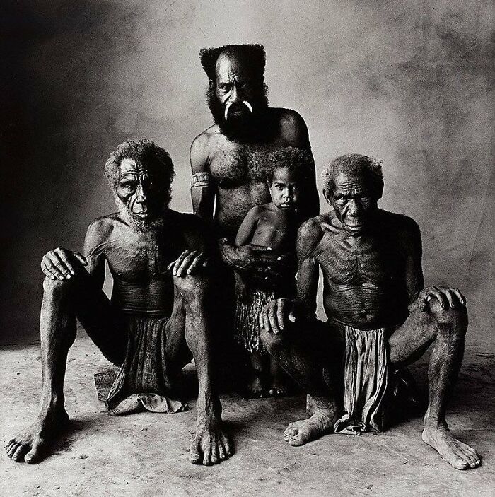 Padre, hijo, abuelo y bisabuelo. Nueva Guinea , 1970 , por Irving Penn