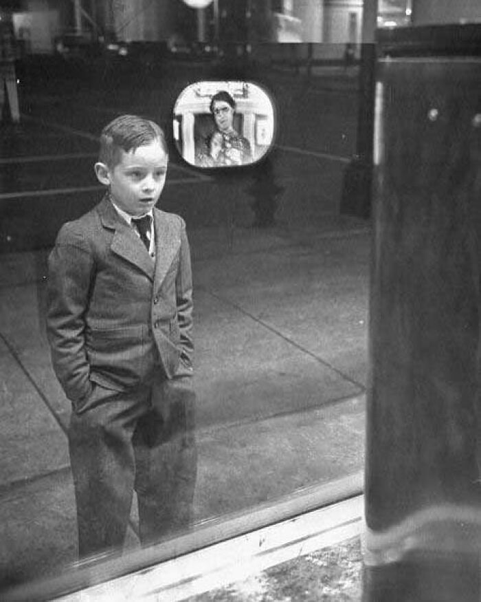 Niño viendo una televisión por primera vez, 1948