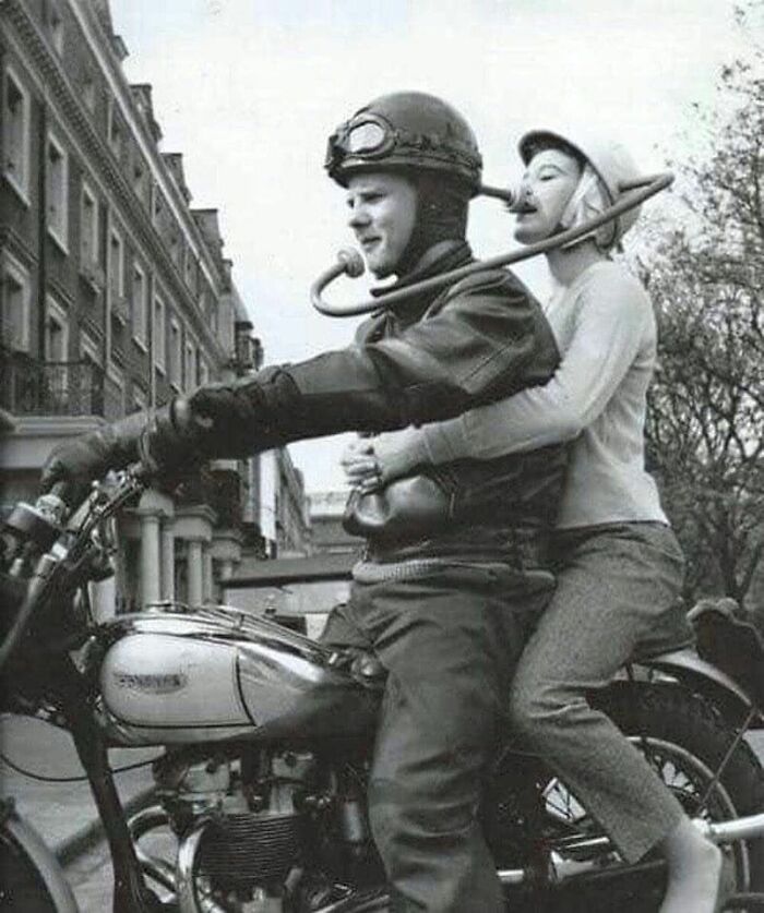 Casco con aparato para comunicarse con el pasajero de la moto, años 60