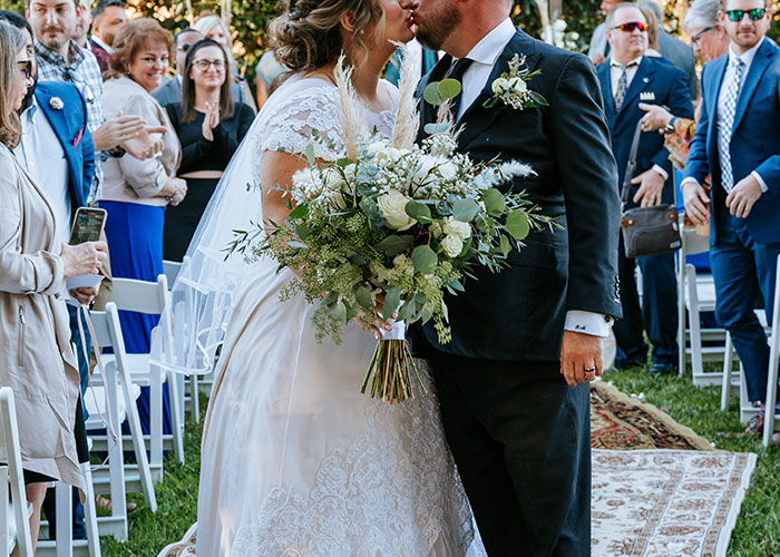 Dad Wants Son To Throw A Wedding For Under $10k Like He Did In The ‘80s, Gets Brought Back To 2023 Dad Wants Son To Throw A Wedding For Under $10k Like He Did In The ‘80s, Gets Brought Back To 2023