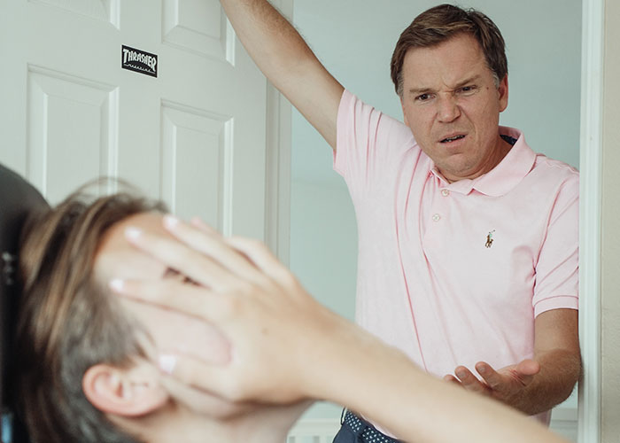 Dad Wants Son To Throw A Wedding For Under $10k Like He Did In The ‘80s, Gets Brought Back To 2023 Dad Wants Son To Throw A Wedding For Under $10k Like He Did In The ‘80s, Gets Brought Back To 2023