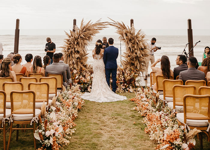 Dad Wants Son To Throw A Wedding For Under $10k Like He Did In The ‘80s, Gets Brought Back To 2023 Dad Wants Son To Throw A Wedding For Under $10k Like He Did In The ‘80s, Gets Brought Back To 2023