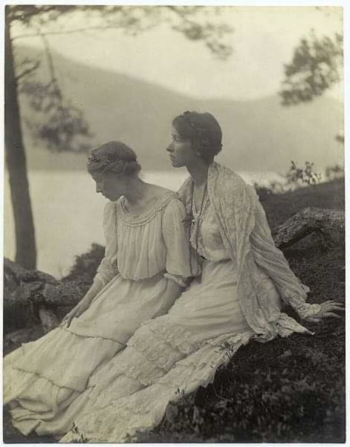 2 mujeres sentadas bajo un árbol hace 117 años