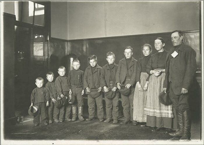 Familia inmigrante llegando a la isla Ellis en 1904