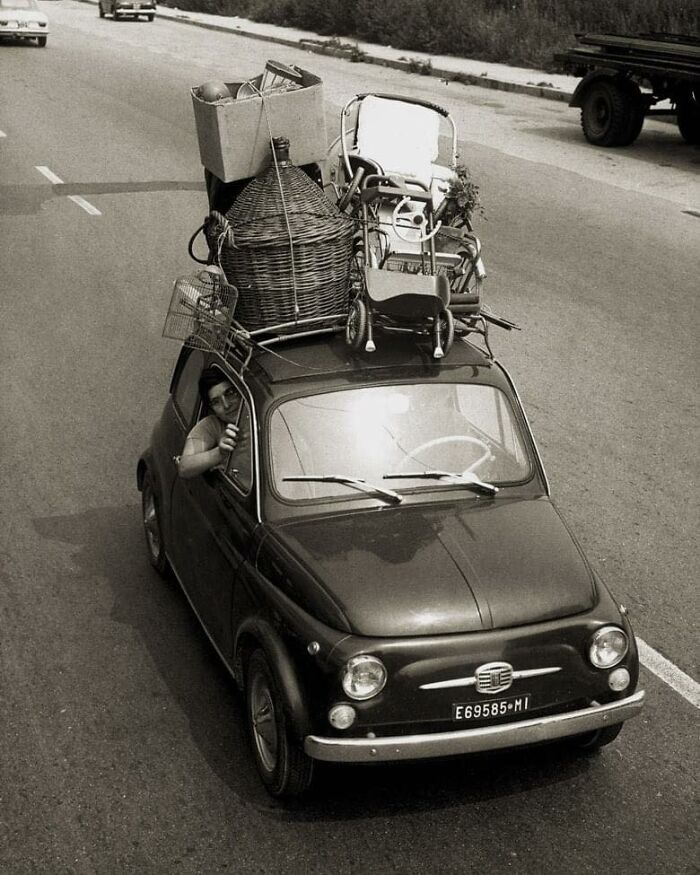 Familia yéndose de vacaciones en un Fiat 500, Italia, 1967