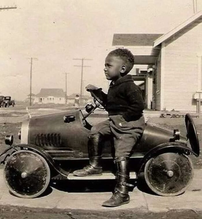 Niño con su coche a pedales, años 30