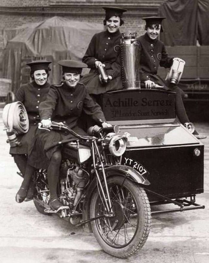Equipo de bomberas con una motocicleta reconvertida, 1932