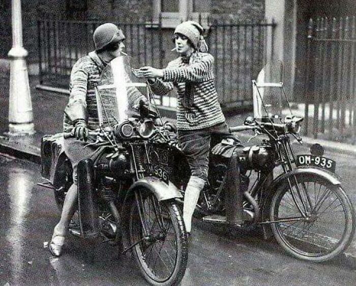 Mujeres en moto en Gran Bretaña, años 30