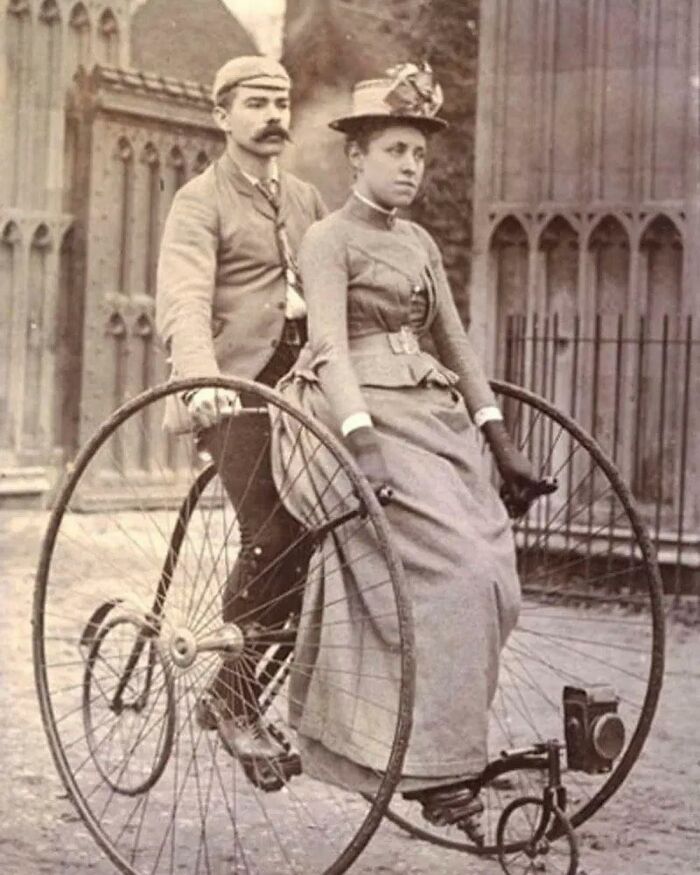 Pareja victoriana en una bicicleta tandem, 1890 aprox.