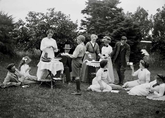 Tea On The Lawn, 1912