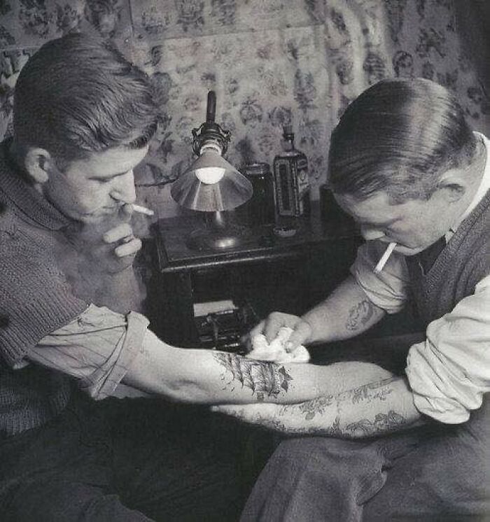 Tatuador en los años 20