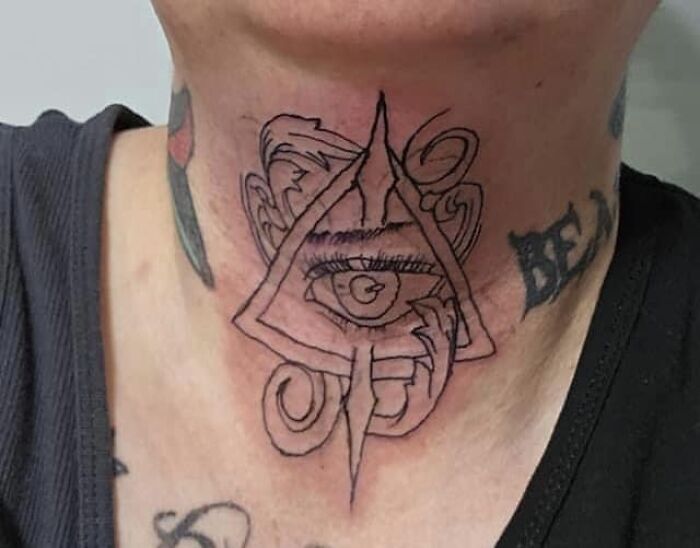 Un amigo publicó su nuevo tatuaje en el cuello y lo contento que estaba con él