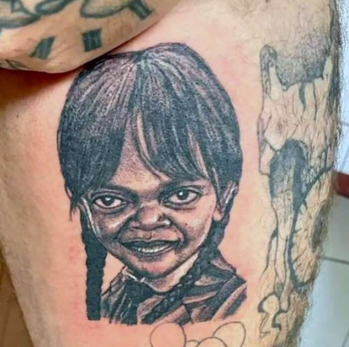Se tatuó a Merlina, pero parece la hija de Samuel L. Jackson