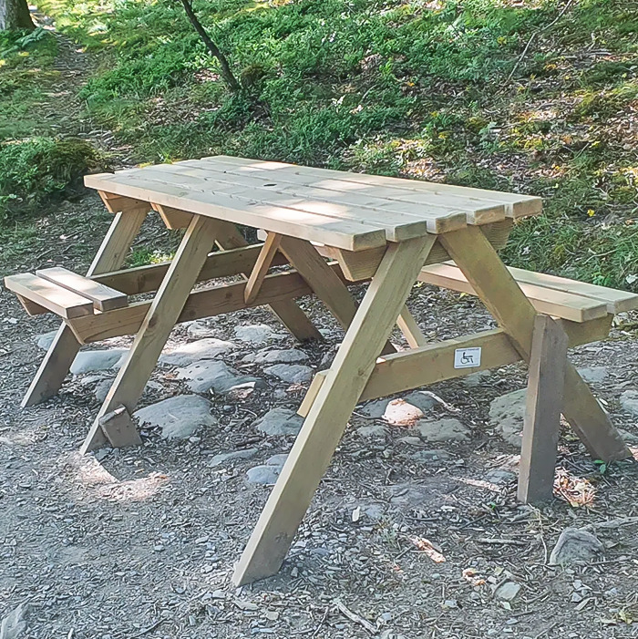 Mesa de picnic con acceso para silla de ruedas
