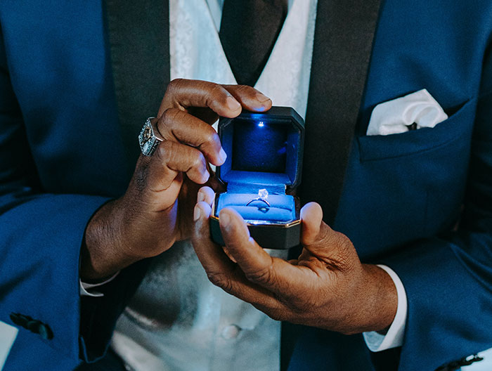 Guy Refuses To Spend $10k On An Engagement Ring, Gets A Reality Check Online Guy Refuses To Spend $10k On An Engagement Ring, Gets A Reality Check Online