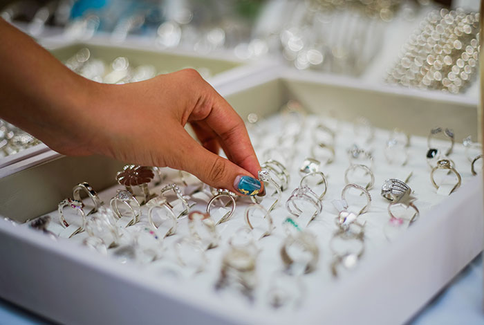 Guy Refuses To Spend $10k On An Engagement Ring, Gets A Reality Check Online Guy Refuses To Spend $10k On An Engagement Ring, Gets A Reality Check Online