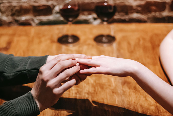 Guy Refuses To Spend $10k On An Engagement Ring, Gets A Reality Check Online Guy Refuses To Spend $10k On An Engagement Ring, Gets A Reality Check Online