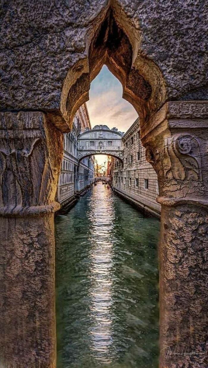 Bridge Of Sighs, Italian Ponte Dei Sospiri, Enclosed Limestone Bridge In Venice, Italy, Spanning The Narrow Canal (Rio Di Palazzo) Between The Doge’s Palace And The Prisons