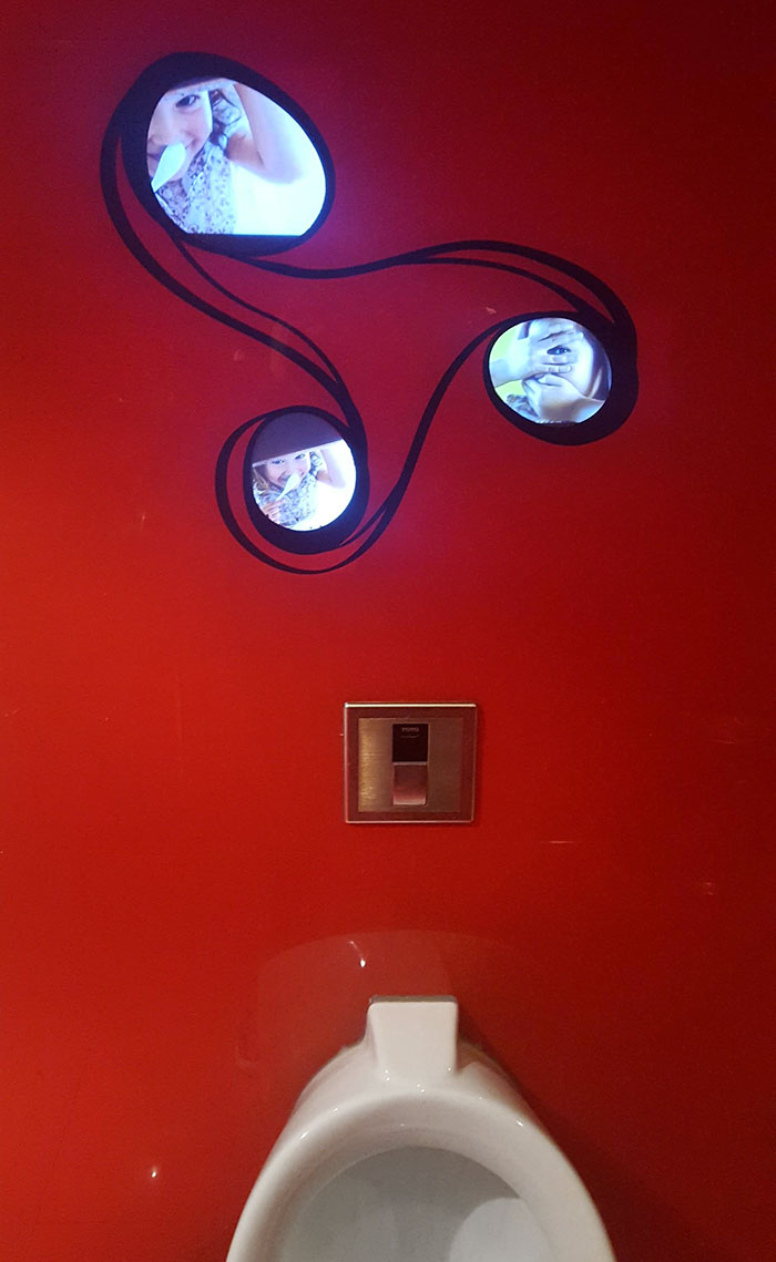 The Little Screens At This Korean Fried Chicken Restaurant Shows Children Watching You While You Do Your Business