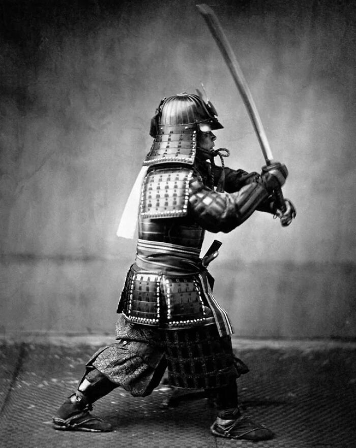 Samurái japonés con la armadura completa y una espada, 1867