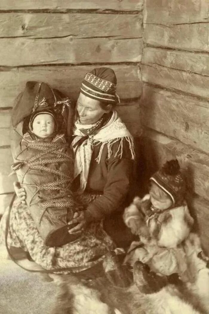 Mujer y niños Sami en Laponia, Finlandia, 1917