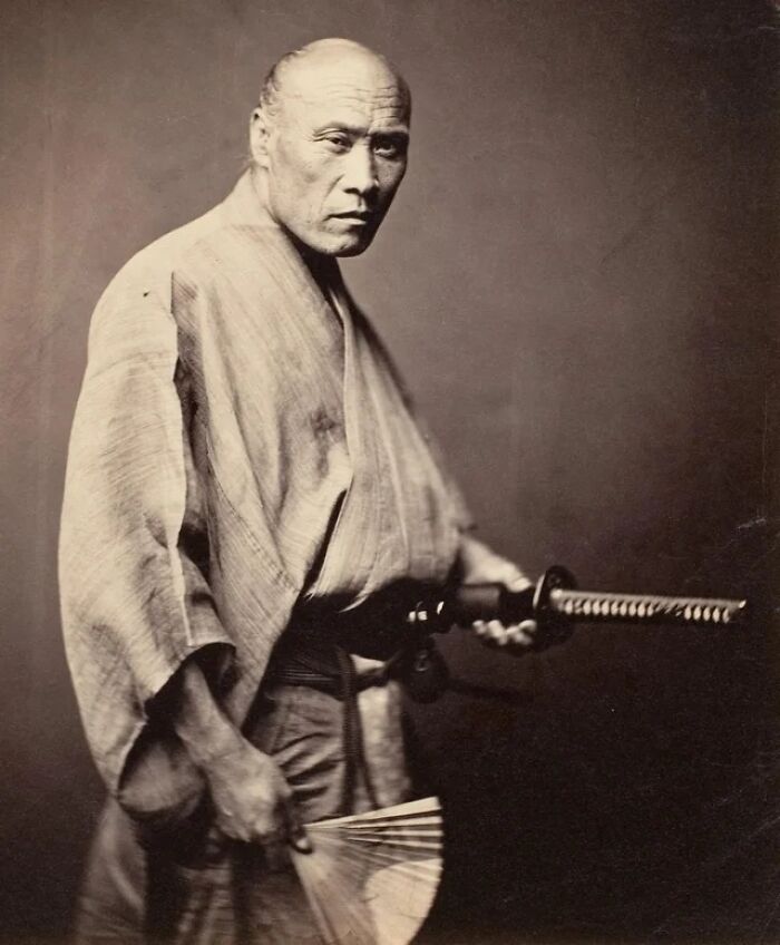 Antigua foto de un samurái, por Felice Beato. Periodo Edo en Japón, 1865