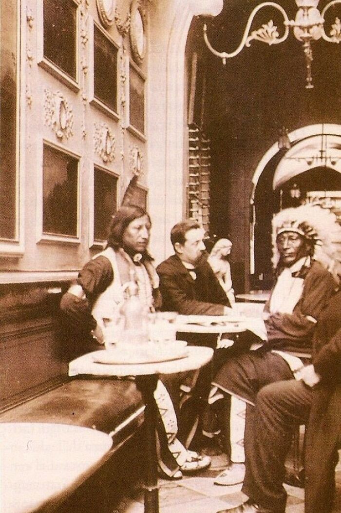 Jacob Ojos Blancos,Cola de Hierro y Buffalo Bill Cody en el Caffè Greco de Roma, durante su gira europea presentando el show del Salvaje Oeste, 1890