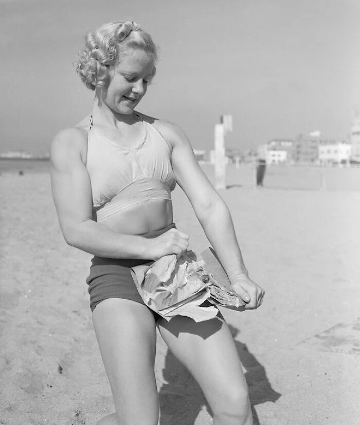 La fisioculturista Relna Brewer mostrando su fuerza al partir por la mitad una guía telefónica, 1938