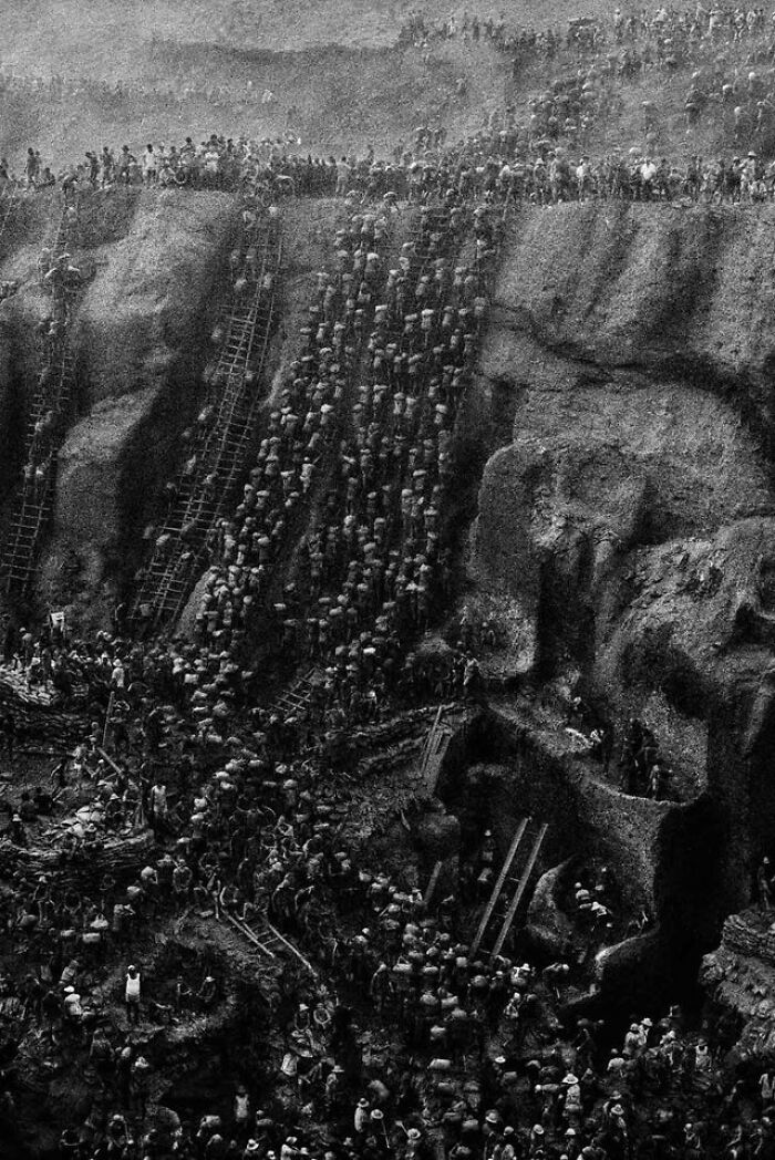 Mineros en las minas de oro de Serra Pelada en Brasil, década de 1980