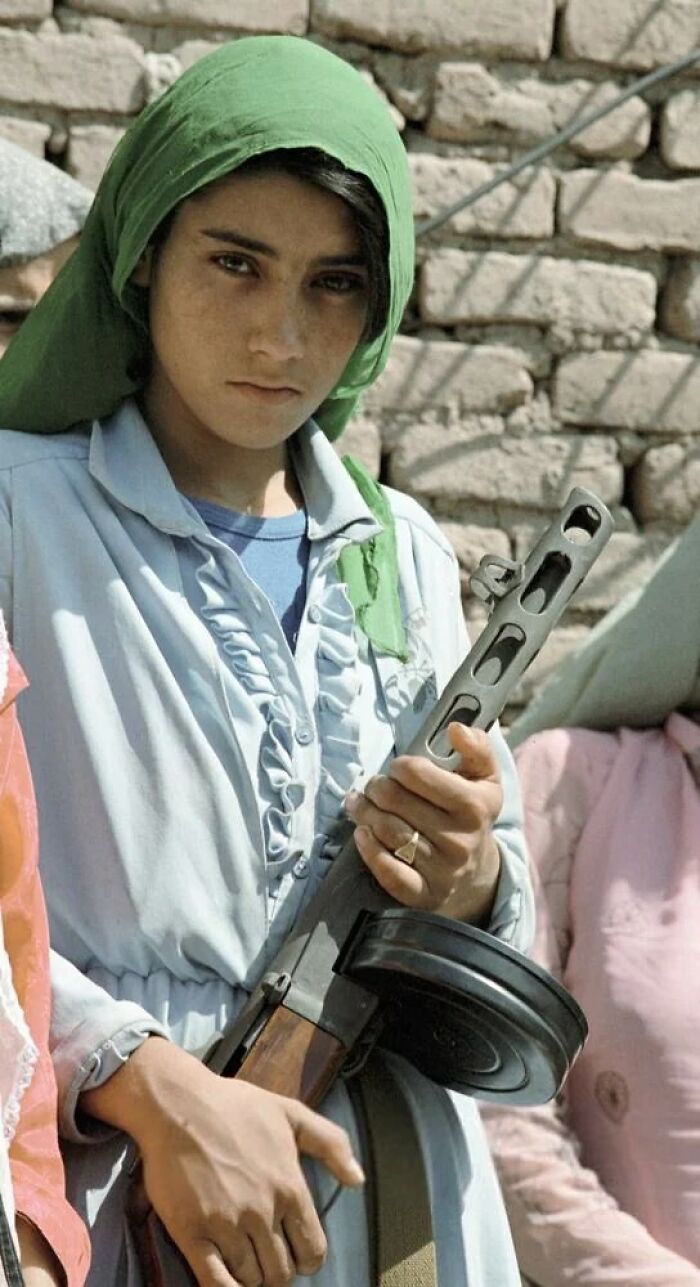 Arifa, de 20 años, miembro de la unidad femenina progubernamental, protegiendo su pueblo contra los mujahidines. República democrática de Afganistán, 1987