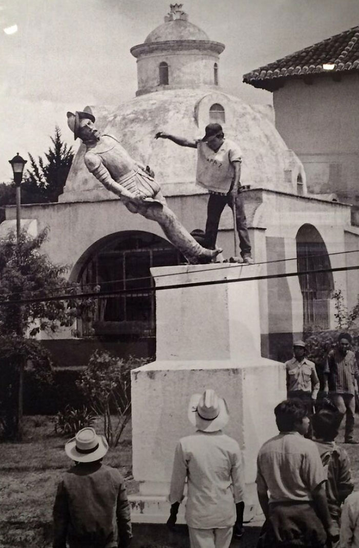 Hombre indígena tirando una estatua del conquistador español Diego de Mazariegos, en el 500º aniversario del descubrimiento de América. Chiapas, México, 1992