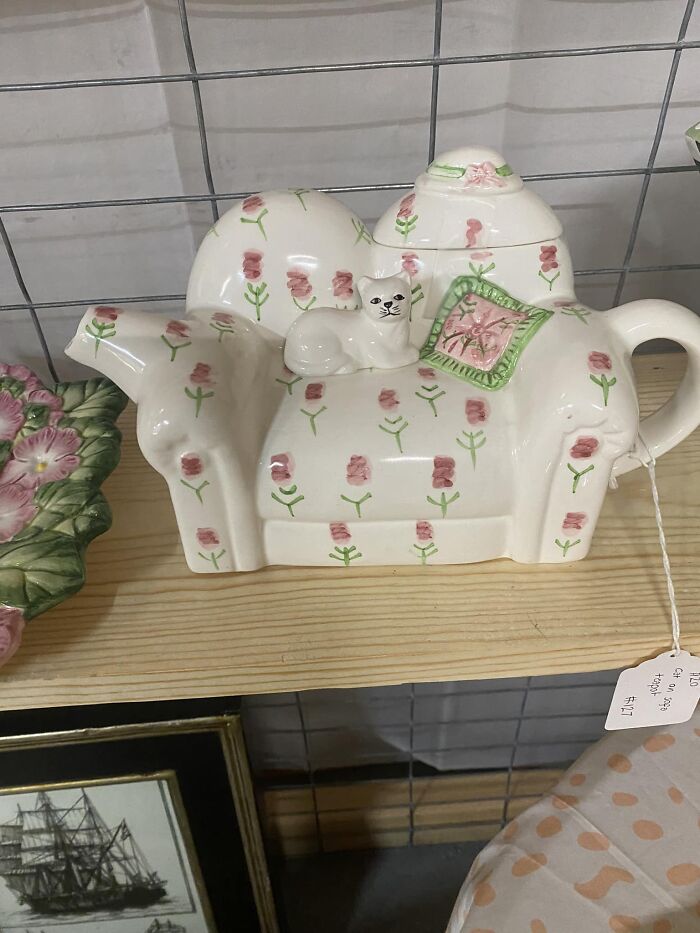 Thought Y’all Would Like This It’s A Tea Pot 🥰 Found And Didn’t Take Home From 6th Street Vendor Mall In Vincennes Indiana