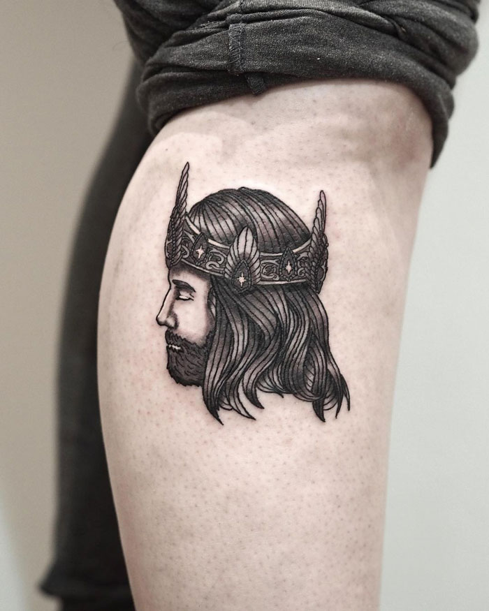 Aragorn wearing the crown tattoo