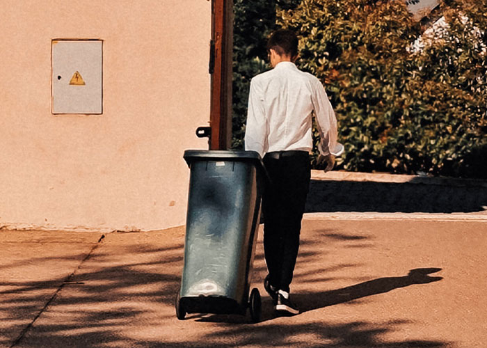 Woman Has Enough Of Neighbors Using Her Trash Can, Teaches Them A Lesson Woman Has Enough Of Neighbors Using Her Trash Can, Teaches Them A Lesson