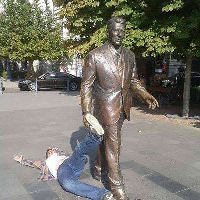 50 People Who Made The Absolute Most Of A Photo With A Statue And Ended Up Online