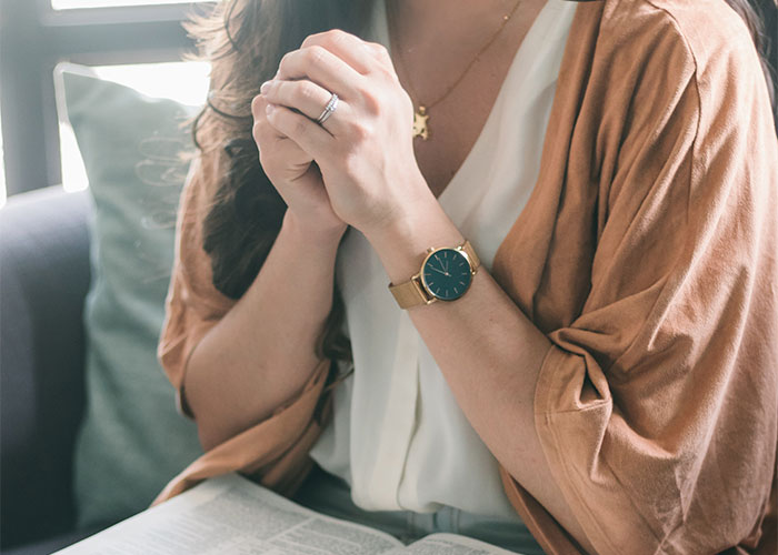 “What's Something Subtle That Instantly Gives You Bad Vibes About Someone?” (40 Answers)