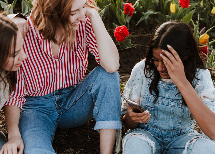 “What's Something Subtle That Instantly Gives You Bad Vibes About Someone?” (40 Answers)