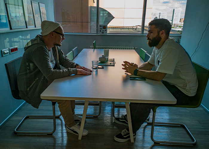 “What's Something Subtle That Instantly Gives You Bad Vibes About Someone?” (40 Answers)