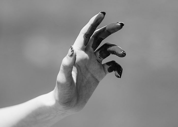 “What's Something Subtle That Instantly Gives You Bad Vibes About Someone?” (40 Answers)