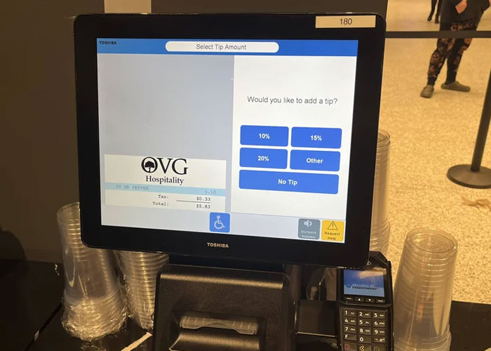 Woman Goes Viral After Revealing Why She Stopped Tipping In The US Woman Goes Viral After Revealing Why She Stopped Tipping In The US