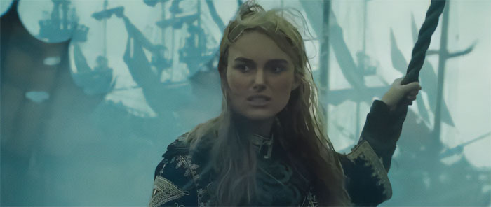 Elizabeth Swann holding a rope 