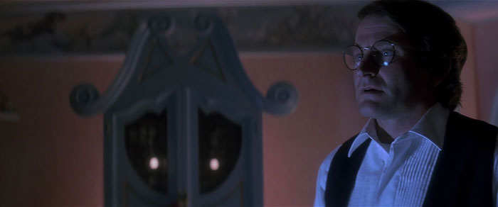 Robin williams with glasses in hook