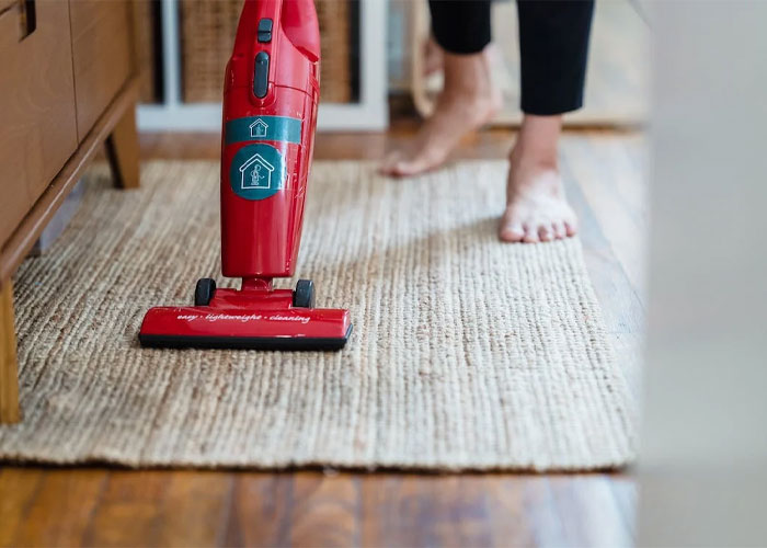 Neighbors Ask Woman To Stop Vacuuming At Noon, She Refuses And Turns To The Internet For Advice