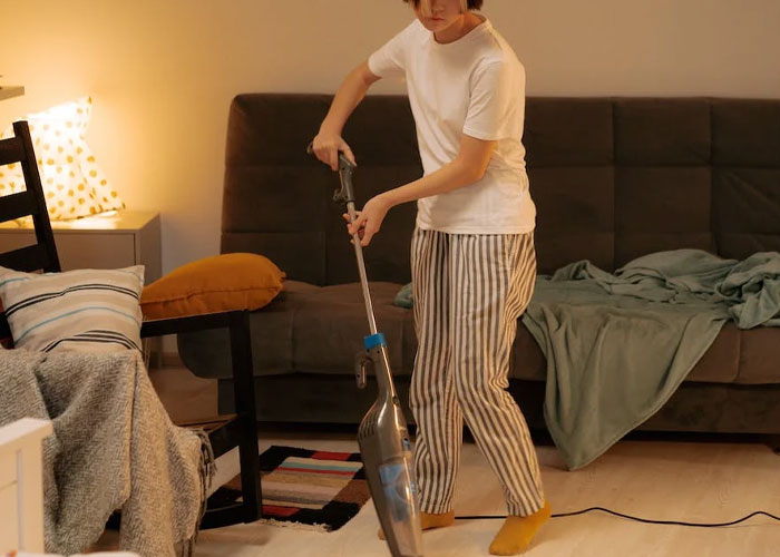 Neighbors Ask Woman To Stop Vacuuming At Noon, She Refuses And Turns To The Internet For Advice Neighbors Ask Woman To Stop Vacuuming At Noon, She Refuses And Turns To The Internet For Advice