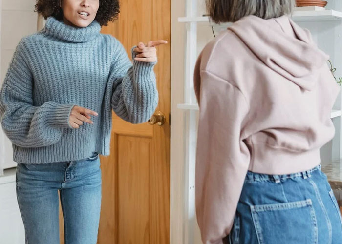 Neighbors Ask Woman To Stop Vacuuming At Noon, She Refuses And Turns To The Internet For Advice Neighbors Ask Woman To Stop Vacuuming At Noon, She Refuses And Turns To The Internet For Advice