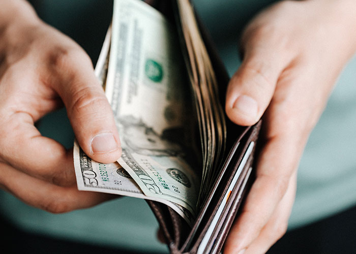 Friends Beg Woman To Break It Off With Man Earning 10 Times Less Than Her Friends Beg Woman To Break It Off With Man Earning 10 Times Less Than Her