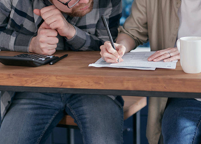 Friends Beg Woman To Break It Off With Man Earning 10 Times Less Than Her Friends Beg Woman To Break It Off With Man Earning 10 Times Less Than Her