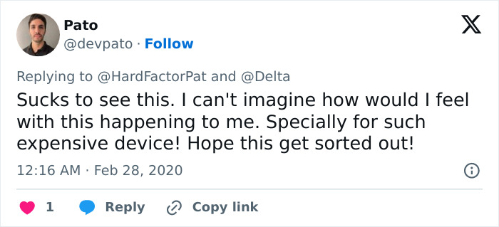 Guy Gets His Laptop Obliterated By A Passenger As He Reclines His Seat, Folks Talk Plane Etiquette