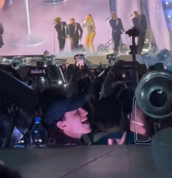 Vice President Kamala Harris Makes People React After Attending Beyoncé Show In A Gold Shirt Vice President Kamala Harris Makes People React After Attending Beyoncé Show In A Gold Shirt